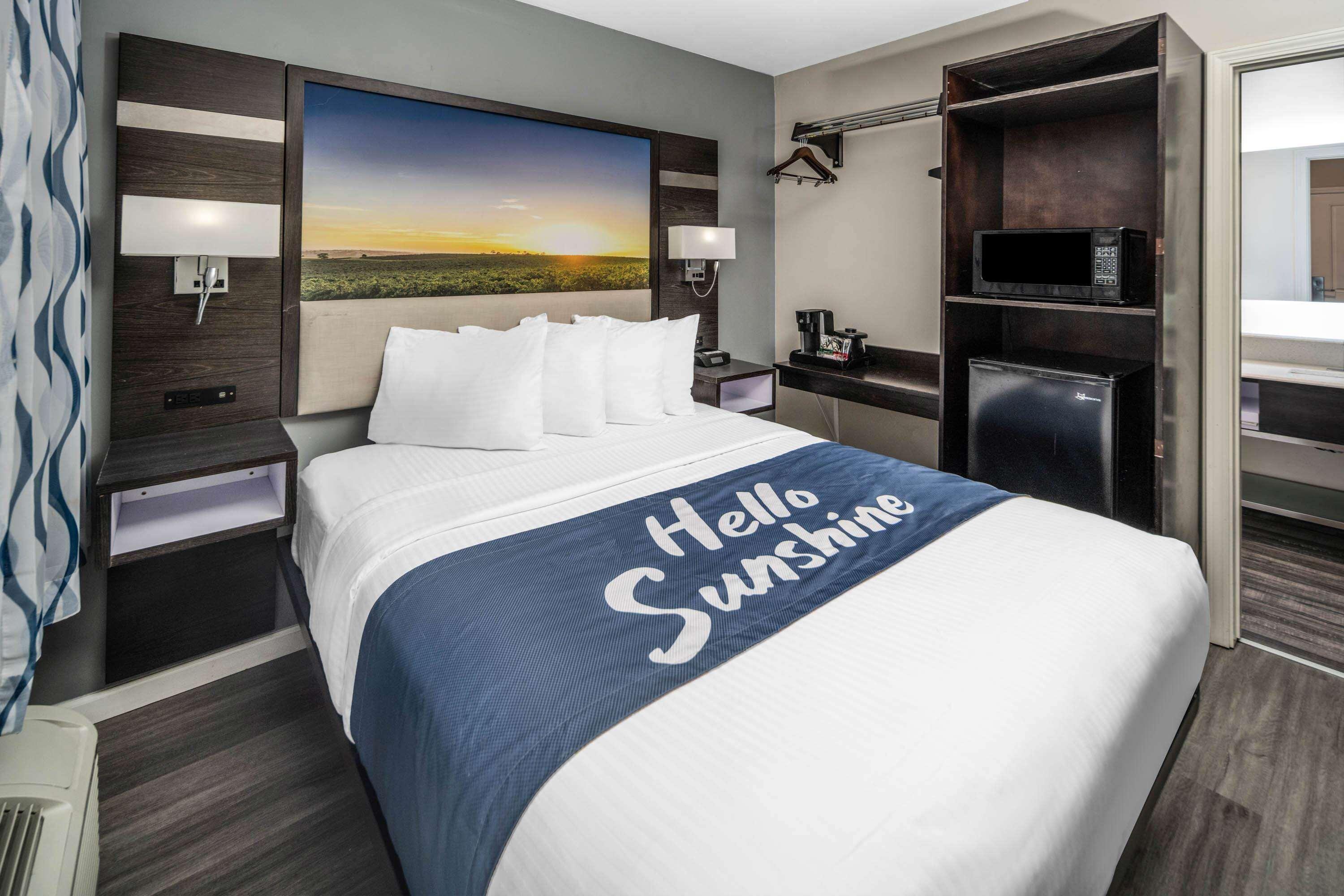 Days Inn By Wyndham Galt - Elk Grove South Екстер'єр фото