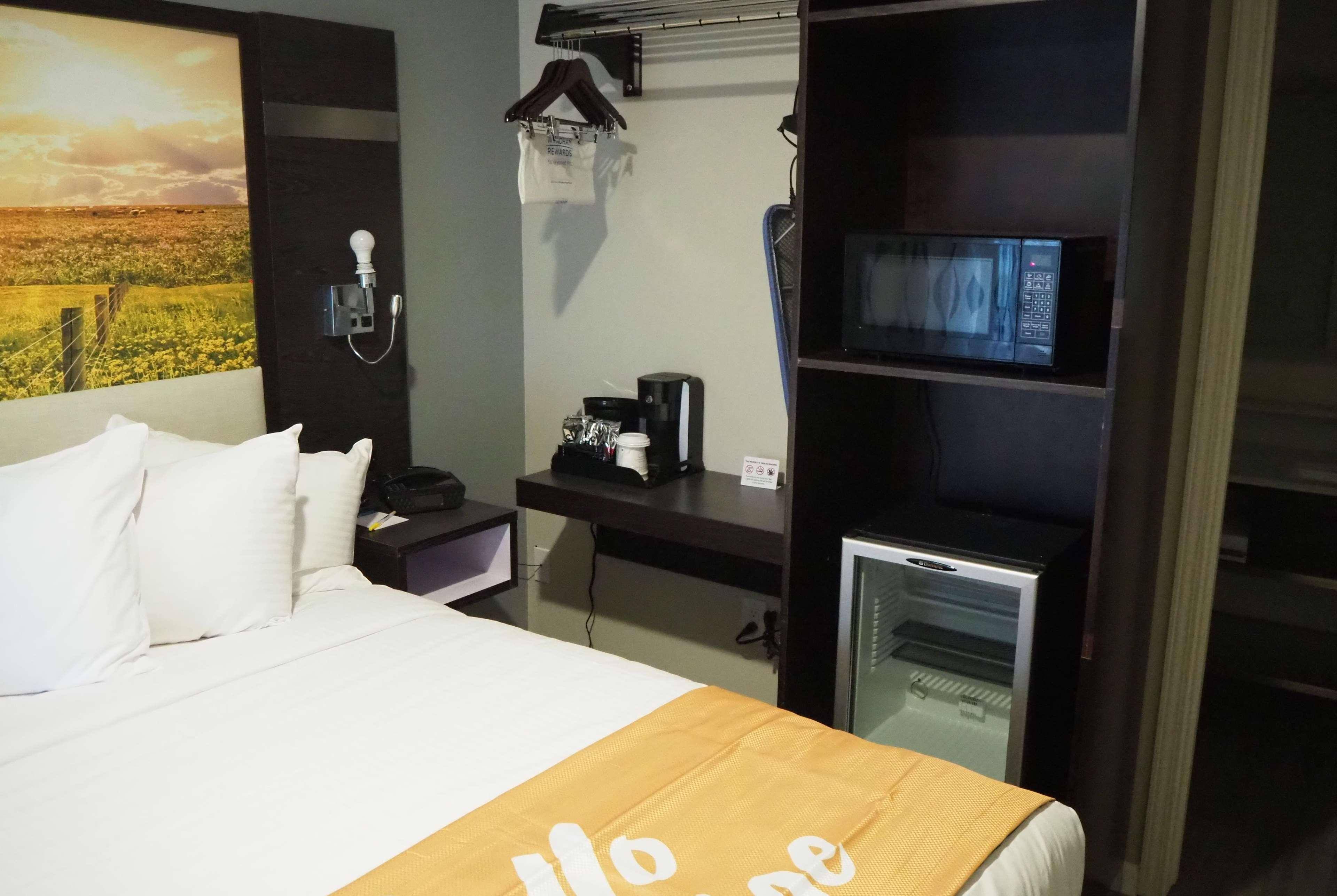 Days Inn By Wyndham Galt - Elk Grove South Екстер'єр фото