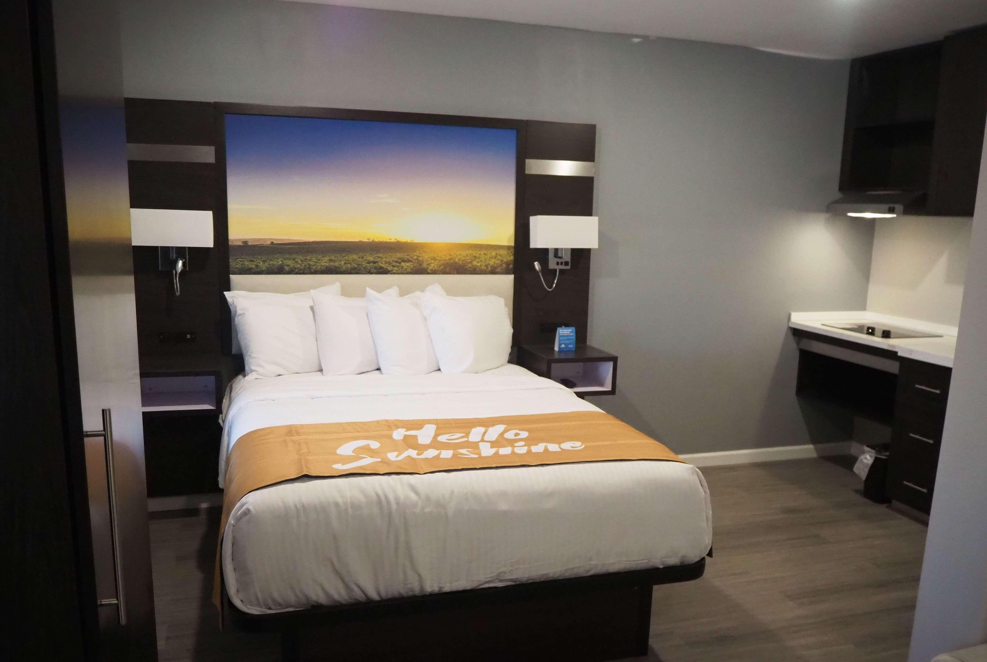 Days Inn By Wyndham Galt - Elk Grove South Екстер'єр фото