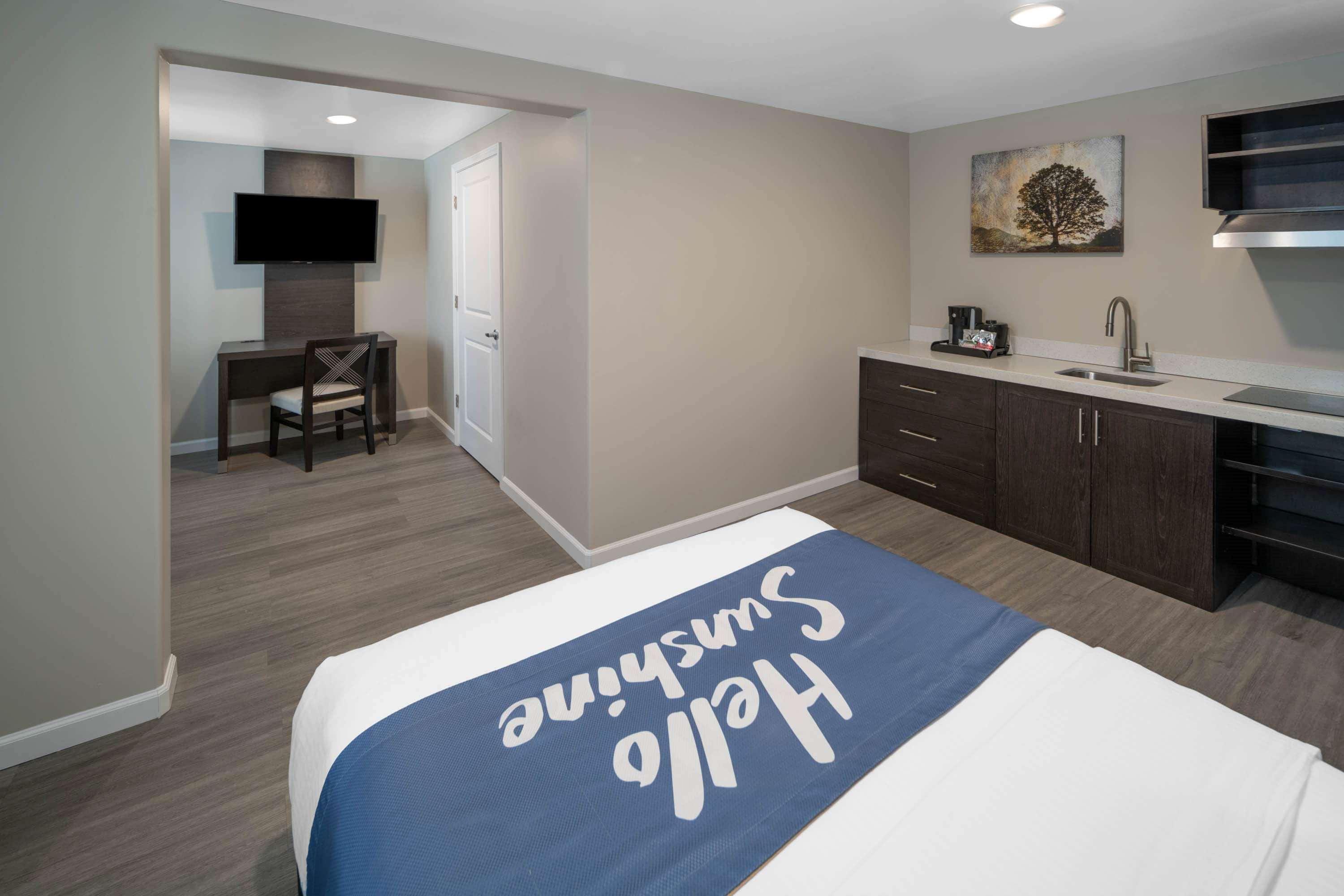 Days Inn By Wyndham Galt - Elk Grove South Екстер'єр фото