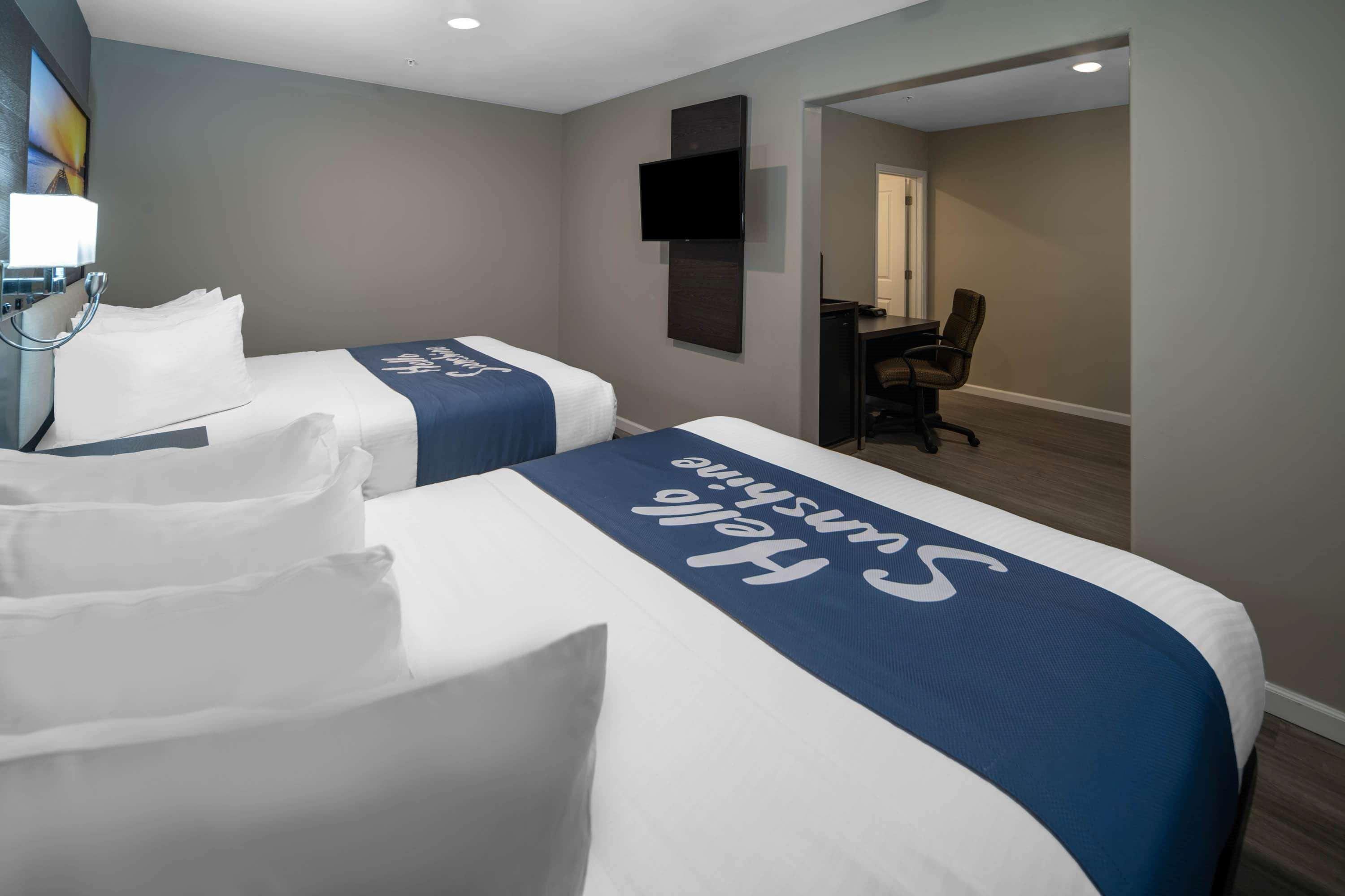 Days Inn By Wyndham Galt - Elk Grove South Екстер'єр фото