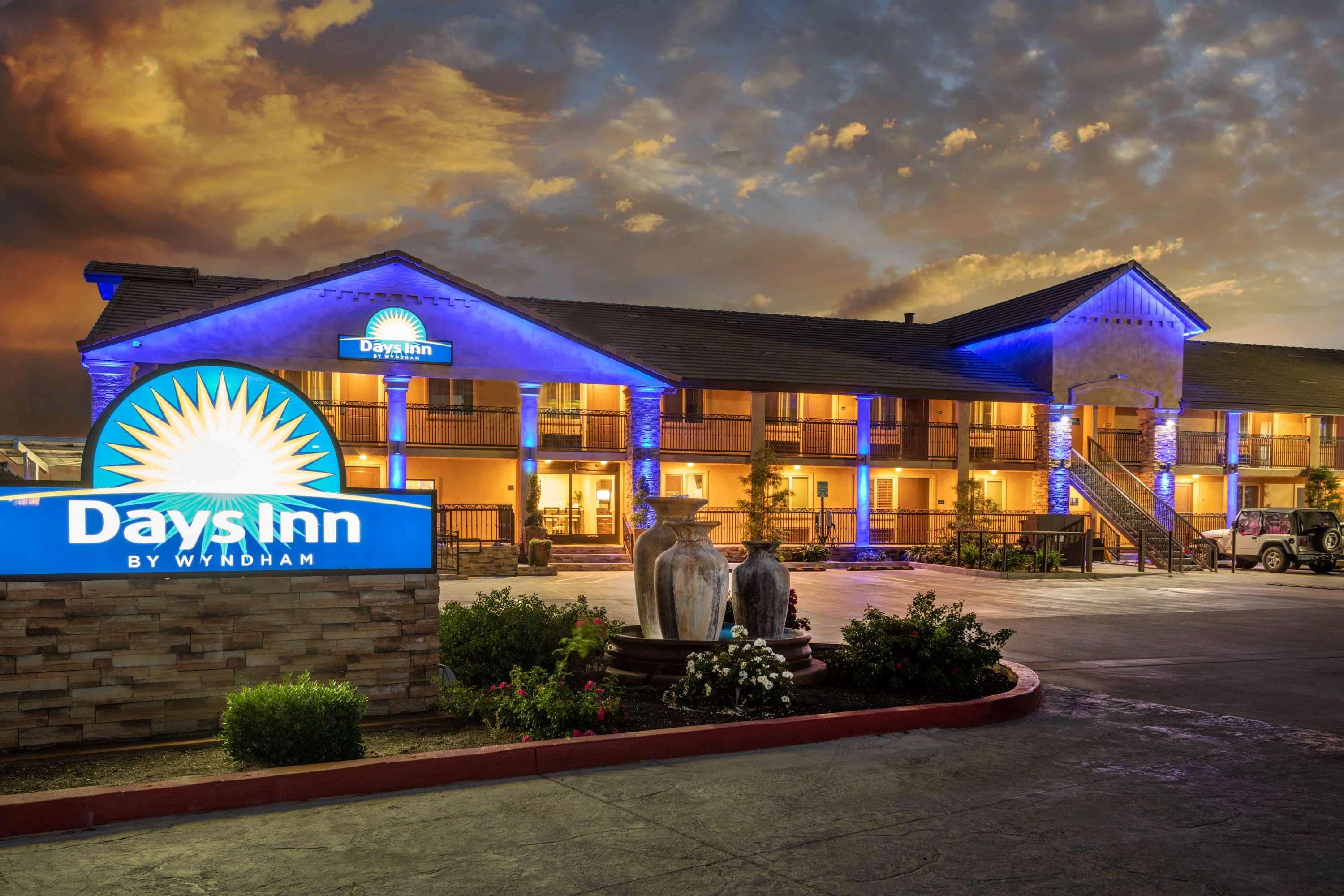 Days Inn By Wyndham Galt - Elk Grove South Екстер'єр фото