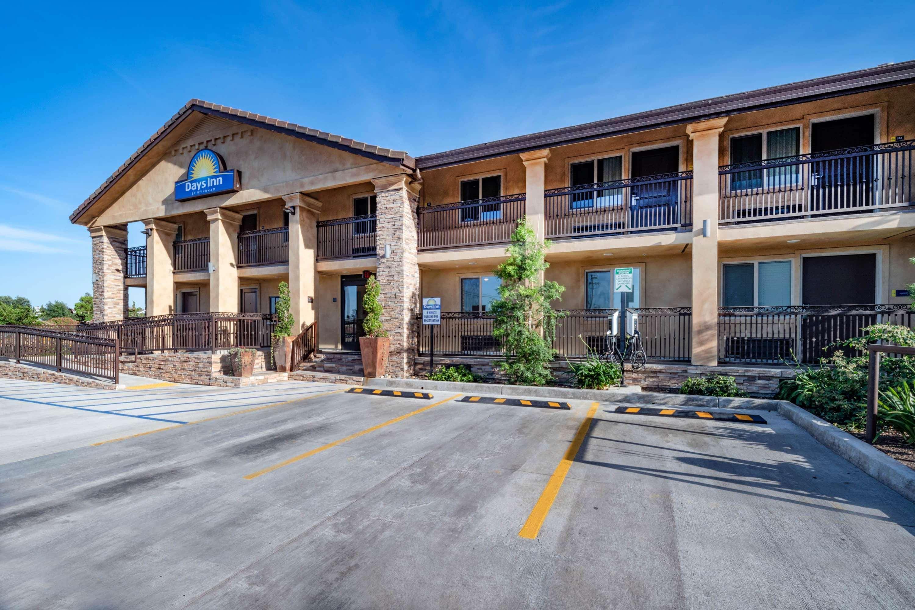Days Inn By Wyndham Galt - Elk Grove South Екстер'єр фото