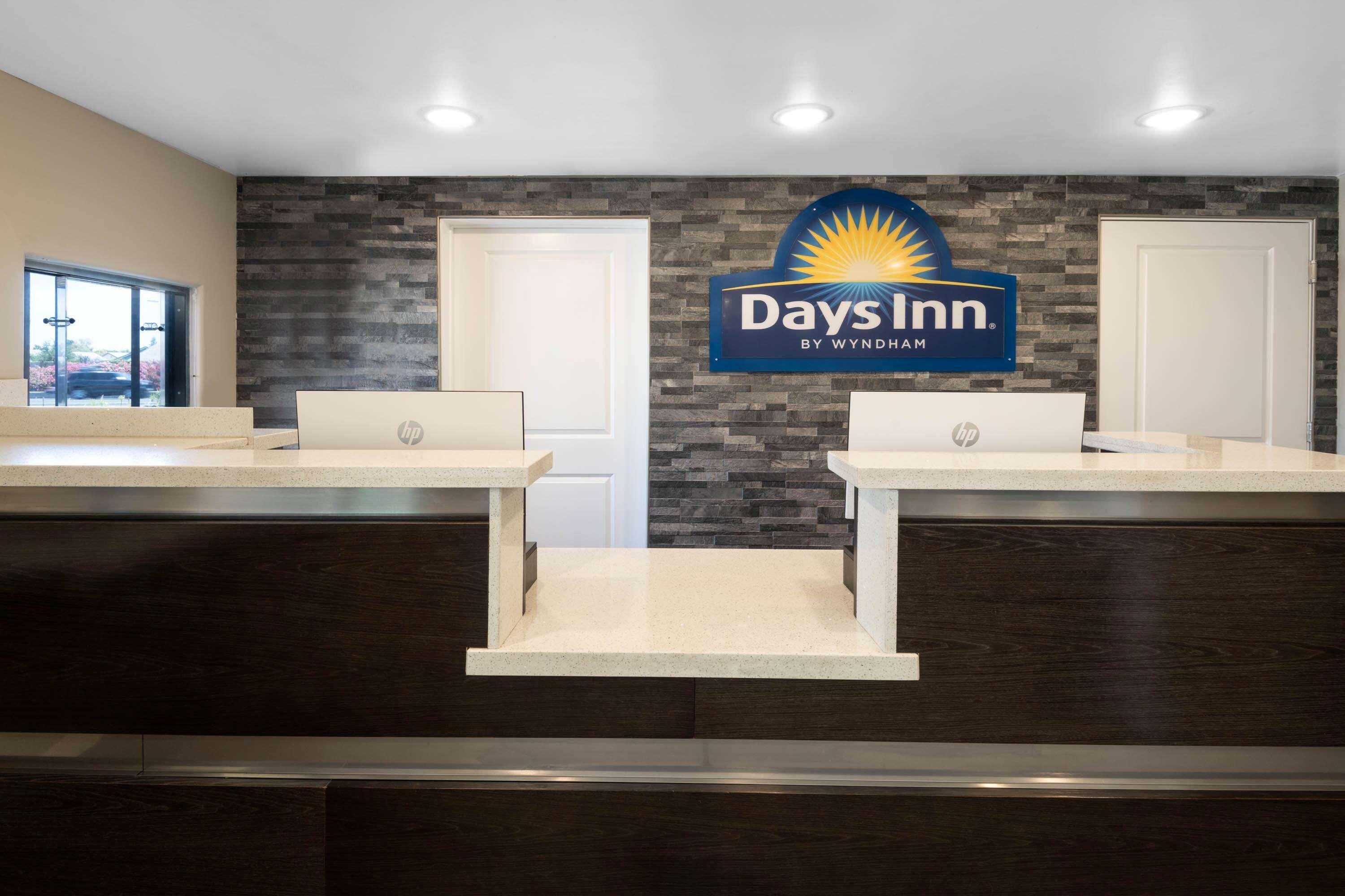 Days Inn By Wyndham Galt - Elk Grove South Екстер'єр фото