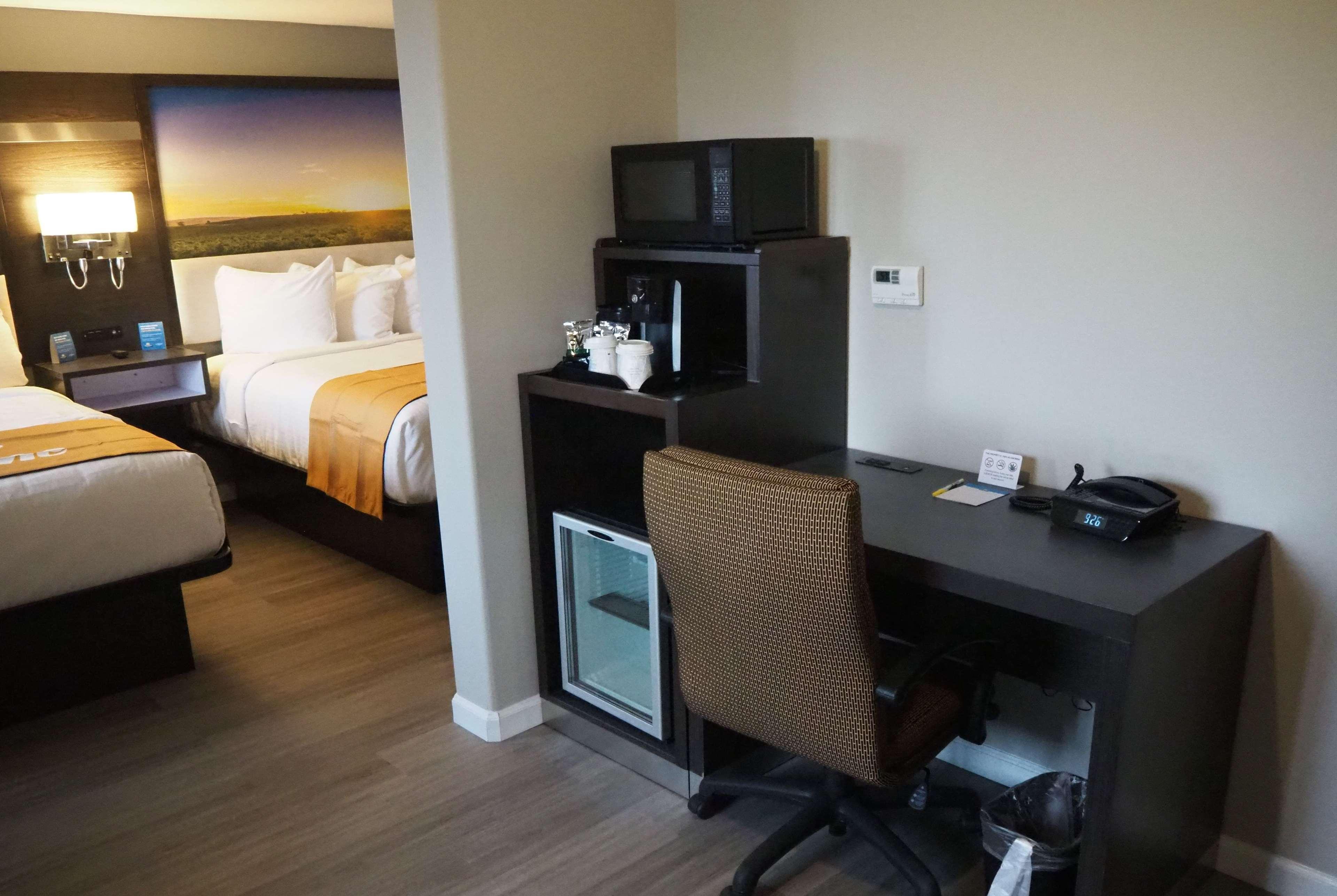Days Inn By Wyndham Galt - Elk Grove South Екстер'єр фото
