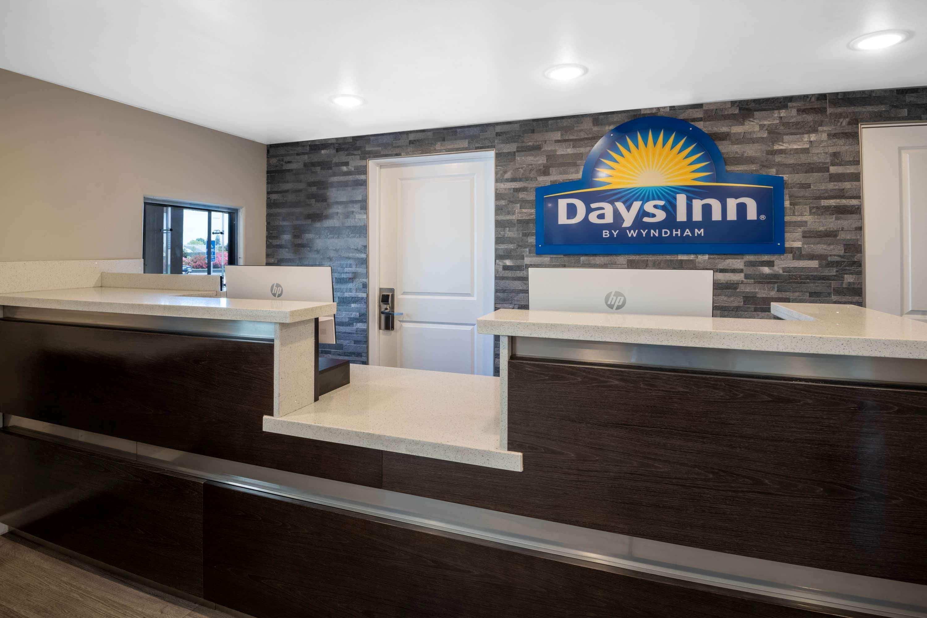 Days Inn By Wyndham Galt - Elk Grove South Екстер'єр фото